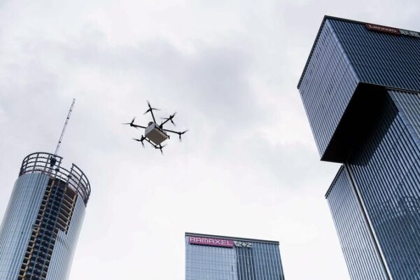 ¡La revolución de drones en Shenzhen: la entrega de equipaje se eleva a los cielos! 🚁 _La_revolucio_n_de_drones_en_Shenzhen__la_entrega_de_equipaje_se_eleva_a_los_cielos___