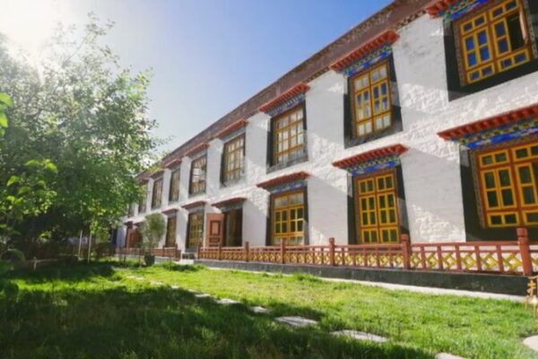 La sanación antigua se encuentra con la tecnología moderna: Dentro de un hospital tibetano de 370 años La_sanacio_n_antigua_se_encuentra_con_la_tecnologi_a_moderna__Dentro_de_un_hospital_tibetano_de_370_an_os video poster