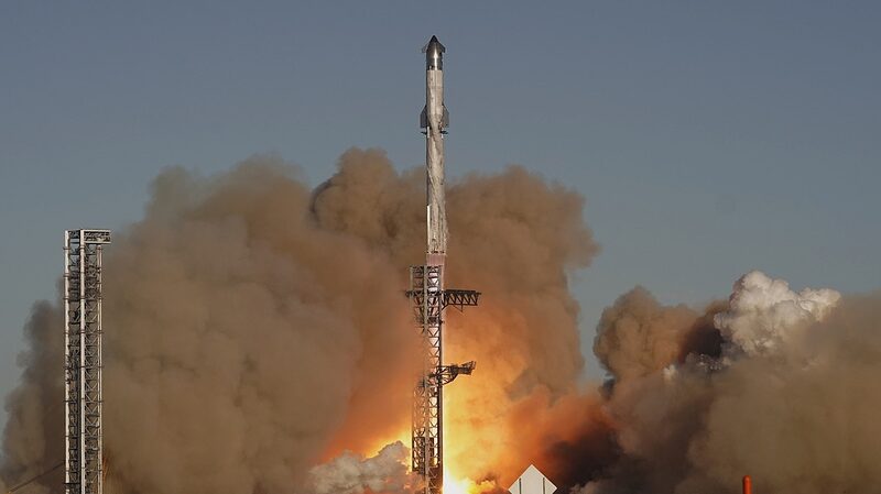 La_se_ptima_prueba_de_Starship_de_SpaceX_termina_en_explosio_n_tras_atrevida_captura_de_propulsor