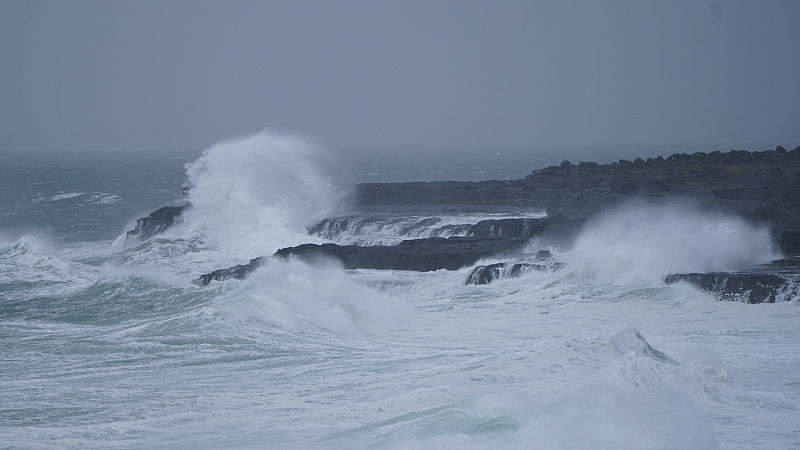 La_tormenta_Jocelyn_azota_las_Islas_Shetland_de_Escocia_con_vientos_de_97_mph___ video poster