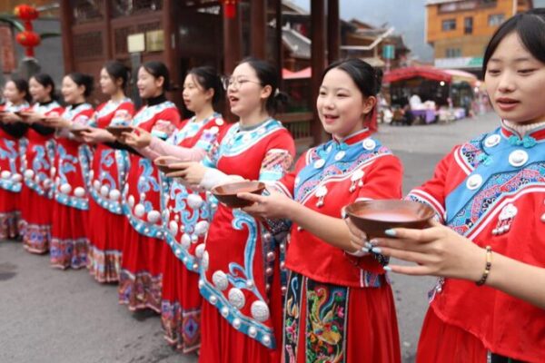 La_tribu_Tujia_de_Guizhou_persigue_el_An_o_Nuevo_con_estilo__