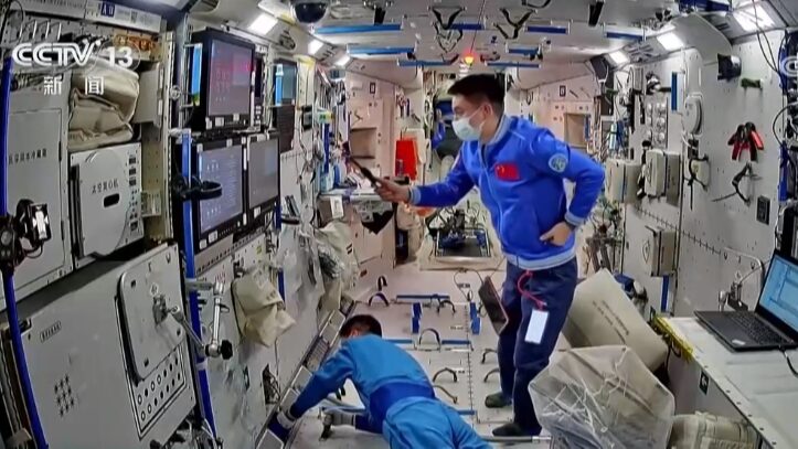 La_tripulacio_n_de_Shenzhou_18_prueba_alarmas_de_incendio_y_recolecta_muestras_de_sangre_en_el_espacio__