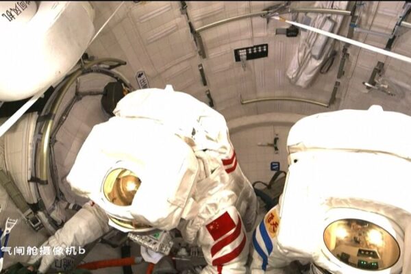 La tripulación del Shenzhou-18 completa su primera caminata espacial, estableciendo un nuevo récord La_tripulacio_n_del_Shenzhou_18_completa_su_primera_caminata_espacial__estableciendo_un_nuevo_re_cord video poster