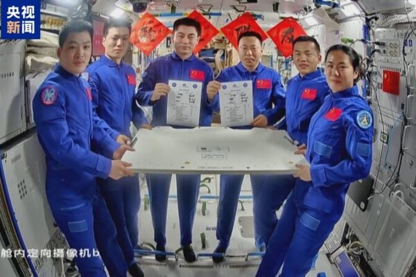 La tripulación del Shenzhou-18 pasa la antorcha en entrega espacial al Shenzhou-19 🚀✨ La_tripulacio_n_del_Shenzhou_18_pasa_la_antorcha_en_entrega_espacial_al_Shenzhou_19___