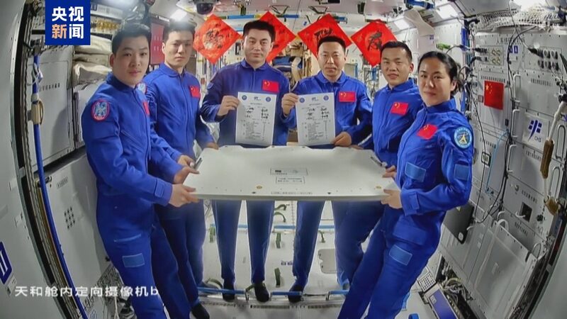 La_tripulacio_n_del_Shenzhou_18_pasa_la_antorcha_en_entrega_espacial_al_Shenzhou_19___