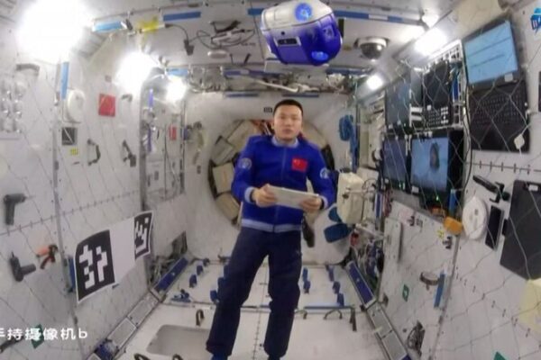 ¡La tripulación del Shenzhou-19 se une al robot Xiao Hang en el espacio! 🚀🤖 _La_tripulacio_n_del_Shenzhou_19_se_une_al_robot_Xiao_Hang_en_el_espacio____ video poster