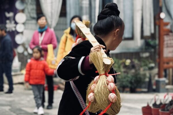 Las Cálidas Bienvenidas del Pueblo Dong: Regalos Considerados y Tradiciones Sinceras 🎁 Las_Ca_lidas_Bienvenidas_del_Pueblo_Dong__Regalos_Considerados_y_Tradiciones_Sinceras__