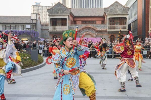 Las_calles_de_Shangha_i_cobran_vida_con_la_magia_del_baile_Yingge