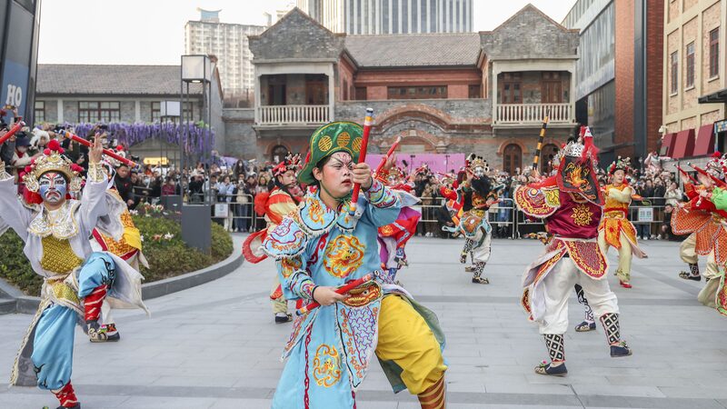 Las_calles_de_Shangha_i_cobran_vida_con_la_magia_del_baile_Yingge
