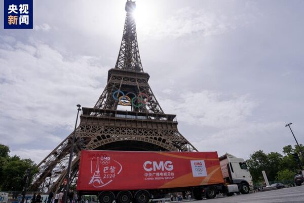 Las camionetas de transmisión ‘Rojo Chino’ de CMG llegan a las calles de París para los Juegos Olímpicos 2024 🚚🔥 Las_camionetas_de_transmisio_n__Rojo_Chino__de_CMG_llegan_a_las_calles_de_Pari_s_para_los_Juegos_Oli_mpicos_2024___