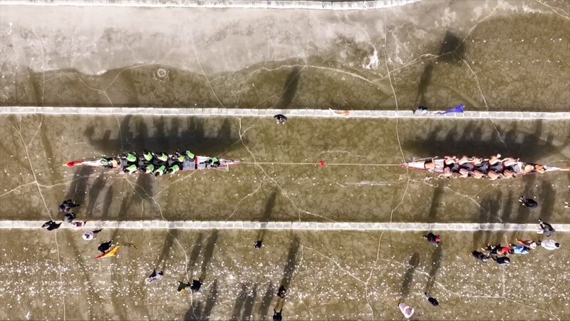 Las_carreras_de_botes_drago_n_sobre_hielo_calientan_el_invierno_del_noreste_de_China_______ video poster