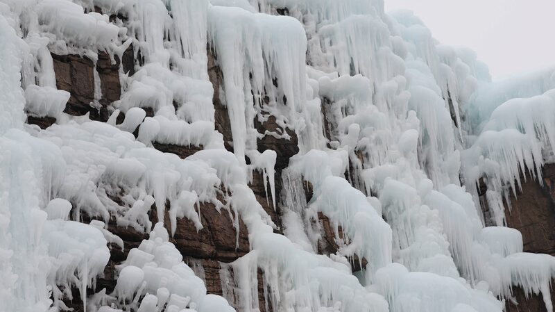 _Las_cascadas_congeladas_crean_un_mundo_de_hielo_en_Shandong_