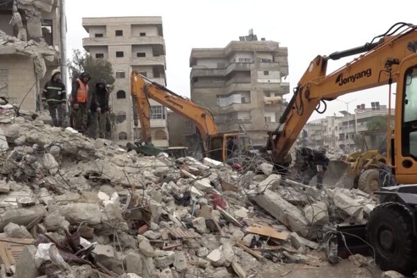 Las_comunidades_se_unen_despue_s_de_que_un_terremoto_devasta_Aleppo__ video poster