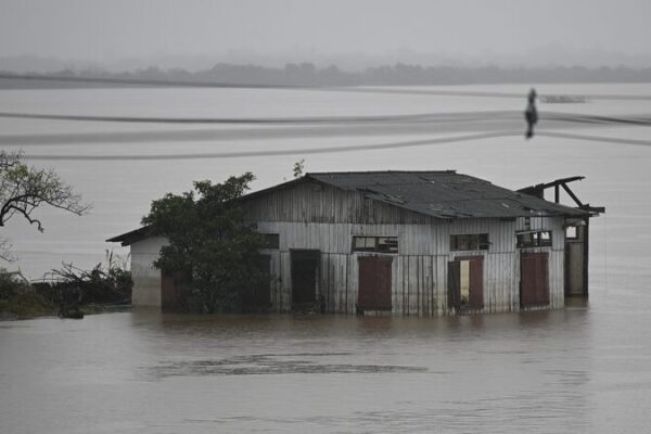 Las_crecientes_inundaciones_en_Brasil_llevan_a_los_residentes_hacia_tierras_ma_s_altas