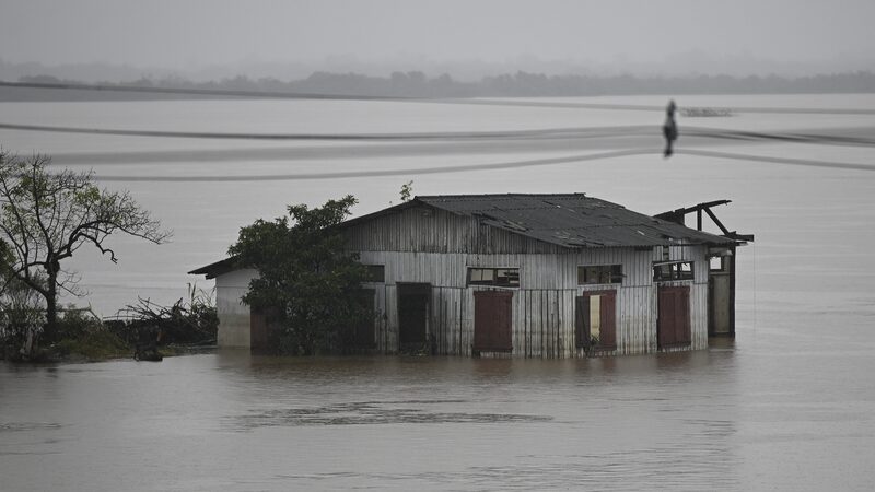 Las_crecientes_inundaciones_en_Brasil_llevan_a_los_residentes_hacia_tierras_ma_s_altas