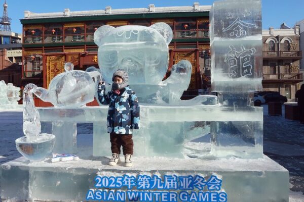 Las_enormes_esculturas_de_hielo_de_las_mascotas_de_Harbin_impresionan_a_los_visitantes