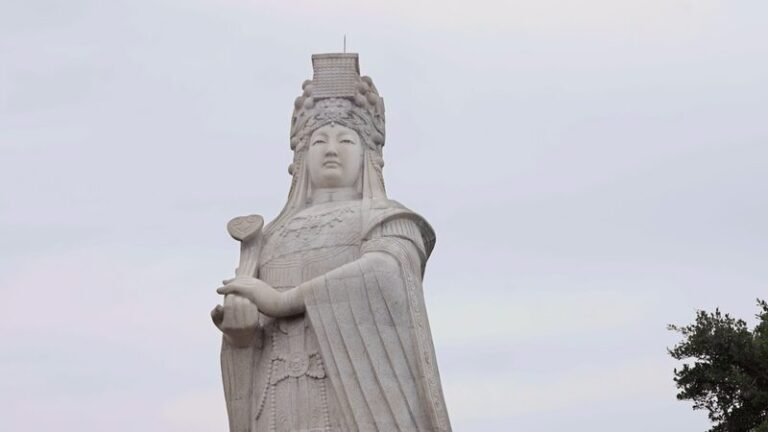 Las_estatuas_gemelas_de_Mazu__La_diosa_que_mira_a_trave_s_del_Estrecho_de_Taiwa_n video poster