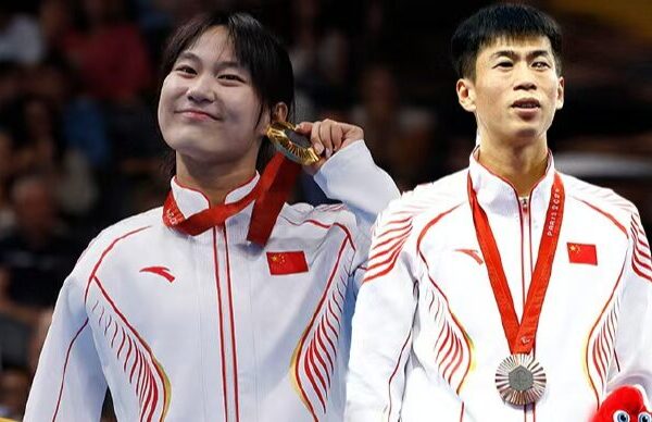 Las_estrellas_parali_mpicas_chinas_Jiang_Yuyan_y_Di_Dongdong_llevara_n_la_bandera_en_la_ceremonia_de_clausura_Pari_s_2024__