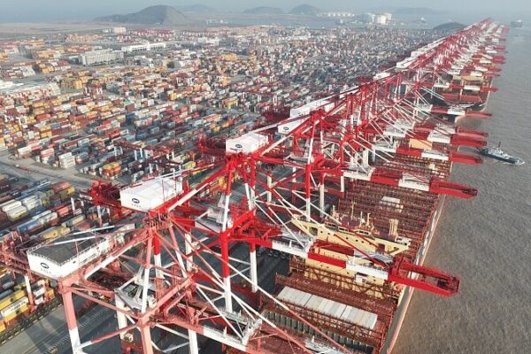 Las exportaciones de China se disparan durante el Festival de Primavera: ¡Los puertos operan sin pausa! 🚢📦 Las_exportaciones_de_China_se_disparan_durante_el_Festival_de_Primavera___Los_puertos_operan_sin_pausa____