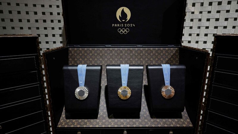 Las_medallas_oli_mpicas_de_2024_brillan_en_el_estudio_de_CMG_en_Pari_s__ video poster