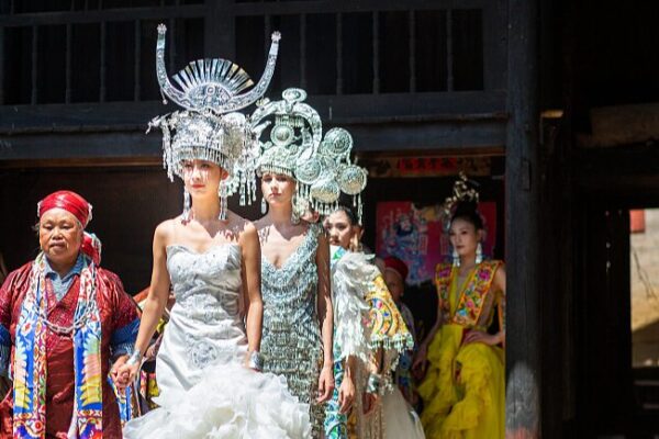 Las_tradiciones_Miao_y_Dong_deslumbran_en_un_vibrante_desfile_de_moda_en_Guizhou