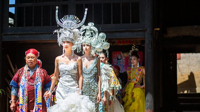 Las_tradiciones_Miao_y_Dong_deslumbran_en_un_vibrante_desfile_de_moda_en_Guizhou