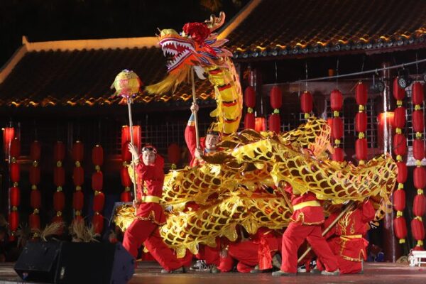 Las tradiciones Tujia cobran vida: Teatro del pueblo ilumina Guizhou 🎭 Las_tradiciones_Tujia_cobran_vida__Teatro_del_pueblo_ilumina_Guizhou__