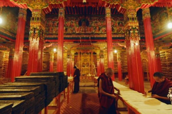 Las_tradiciones_antiguas_se_encuentran_con_la_tecnologi_a_moderna_en_el_Monasterio_de_Tashi_Lhunpo video poster