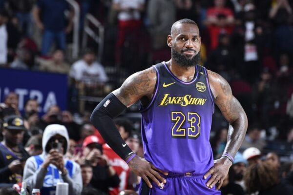 ¿LeBron James: El mejor jugador de 40 años en la historia de la NBA? _LeBron_James__El_mejor_jugador_de_40_an_os_en_la_historia_de_la_NBA_ video poster