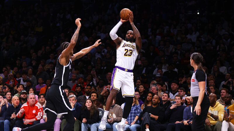 _LeBron_James_encendido__9_triples_y_un_mensaje_inesperado