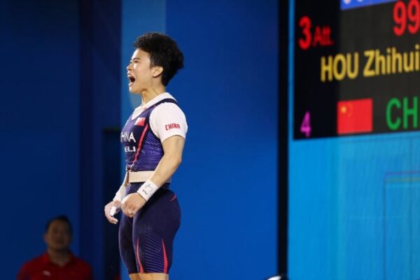 Levantadora_de_pesas_china_Hou_Zhihui_rompe_re_cord_mundial_y_asegura_lugar_en_Pari_s_2024__
