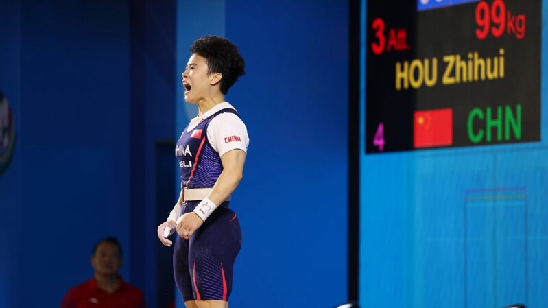 Levantadora_de_pesas_china_Hou_Zhihui_rompe_re_cord_mundial_y_asegura_lugar_en_Pari_s_2024__