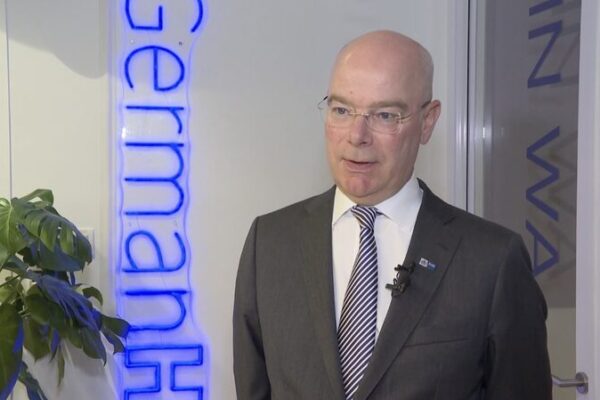 Líder Empresarial Alemán Ve un Brillante Futuro para la Economía de Hong Kong 🌟 Li_der_Empresarial_Alema_n_Ve_un_Brillante_Futuro_para_la_Economi_a_de_Hong_Kong__ video poster