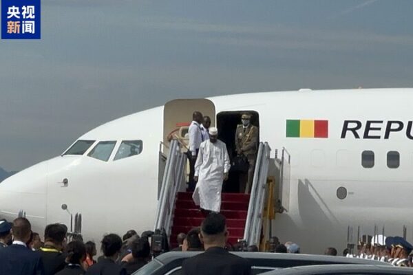 Líderes de Mali y Guinea aterrizan en Beijing para la Cumbre China-África Li_deres_de_Mali_y_Guinea_aterrizan_en_Beijing_para_la_Cumbre_China_A_frica