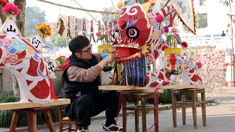 Linternas_Loong_iluminan_el_espi_ritu_comunitario_de_Dongyang