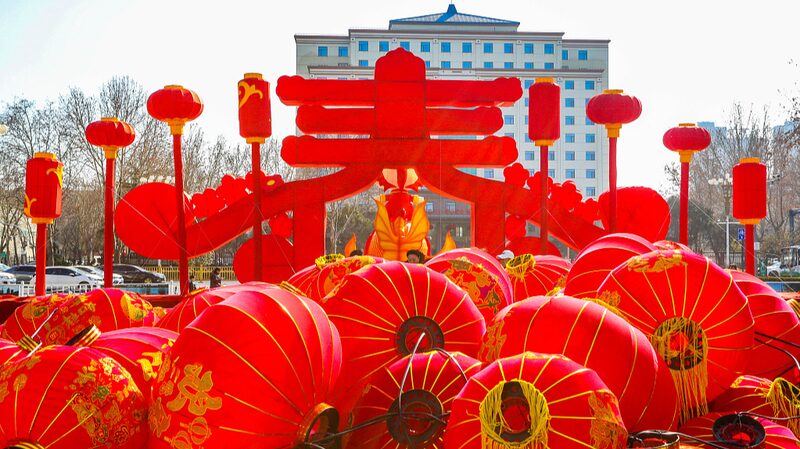 Linternas_Rojas_Iluminan_el_Parque_Longhu_en_Hebei_Durante_el_An_o_Nuevo_Chino__