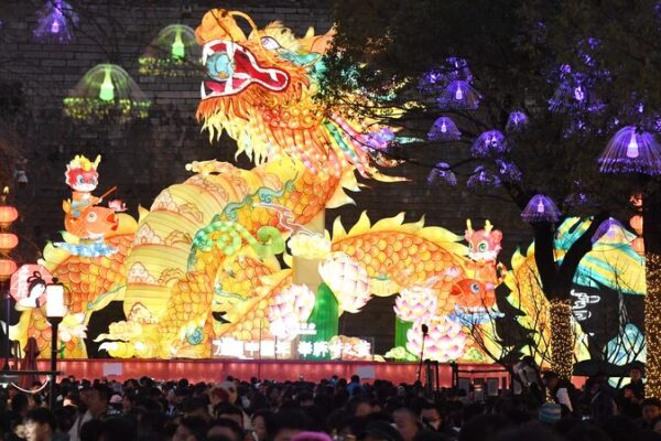 Linternas_de_Drago_n_Iluminan_el_Histo_rico_Barrio_Laomendong_de_Nanjing