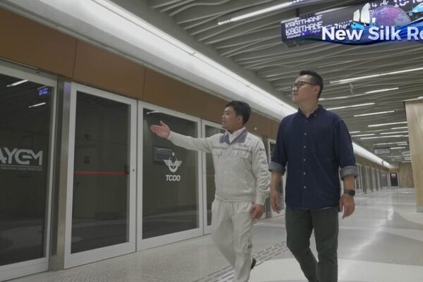 _Llega_al_Aeropuerto_de_Estambul_en_30_Minutos_con_el_Nuevo_Tren_Expre_s_de_China_ video poster