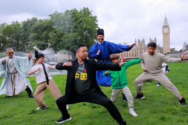 Llevando el bienestar chino antiguo a Londres: Baduanjin se encuentra con el Hanfu 👘 Llevando_el_bienestar_chino_antiguo_a_Londres__Baduanjin_se_encuentra_con_el_Hanfu__ video poster