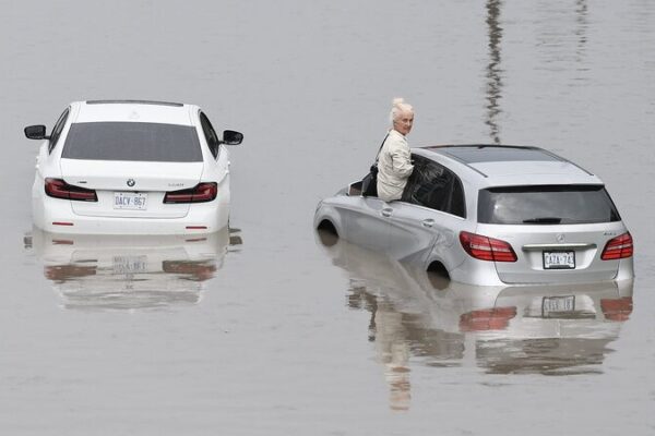 Lluvias_Masivas_Inundan_Toronto__Cortes_de_Energi_a_y_Caos_en_el_Tra_fico
