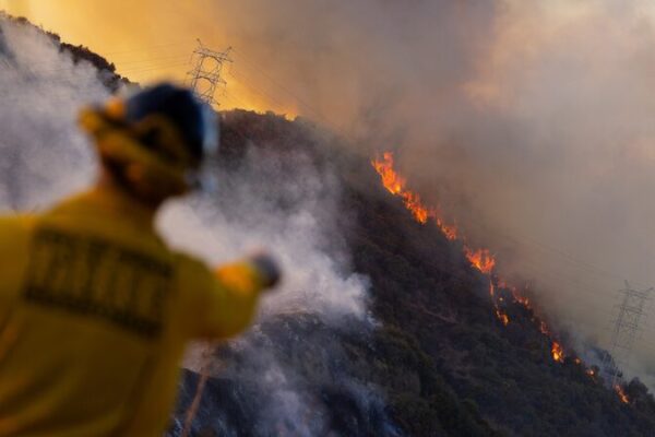 Los Ángeles lucha contra el tiempo para controlar los incendios forestales antes de que regresen los vientos 🌬🔥 Los_A_ngeles_lucha_contra_el_tiempo_para_controlar_los_incendios_forestales_antes_de_que_regresen_los_vientos___