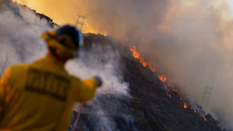 Los_A_ngeles_lucha_contra_el_tiempo_para_controlar_los_incendios_forestales_antes_de_que_regresen_los_vientos___