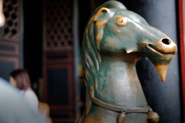 Los_Brillantes_Cabras_de_Bronce_del_Palacio_Qingyang__Un_Toque_Ma_gico_en_Chengdu___ video poster