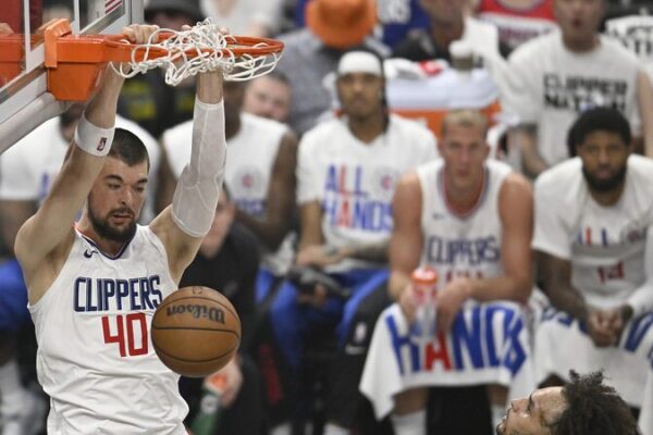 ¡Los Clippers aseguran a Ivica Zubac con un contrato de 3 años y $56.8 millones! 🏀🔥 _Los_Clippers_aseguran_a_Ivica_Zubac_con_un_contrato_de_3_an_os_y__56_8_millones____