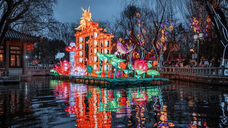 Los_Faroles_Coloridos_Iluminan_el_Parque_Baotu_Spring_en_Shandong__