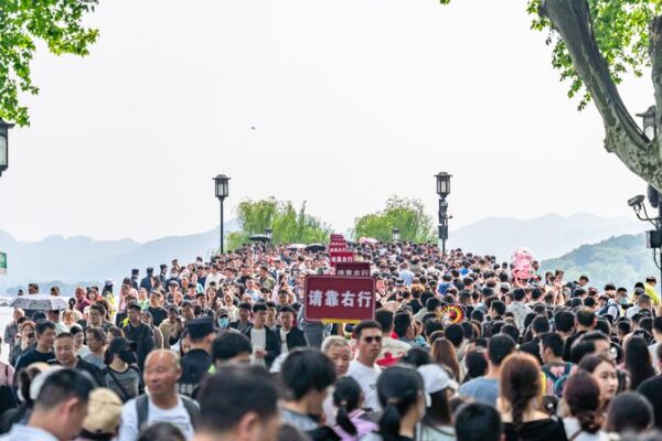 ¡Los Ferrocarriles de China Rompen Récord: 20 Millones de Pasajeros en el Día del Trabajo! 🚄 _Los_Ferrocarriles_de_China_Rompen_Re_cord__20_Millones_de_Pasajeros_en_el_Di_a_del_Trabajo___