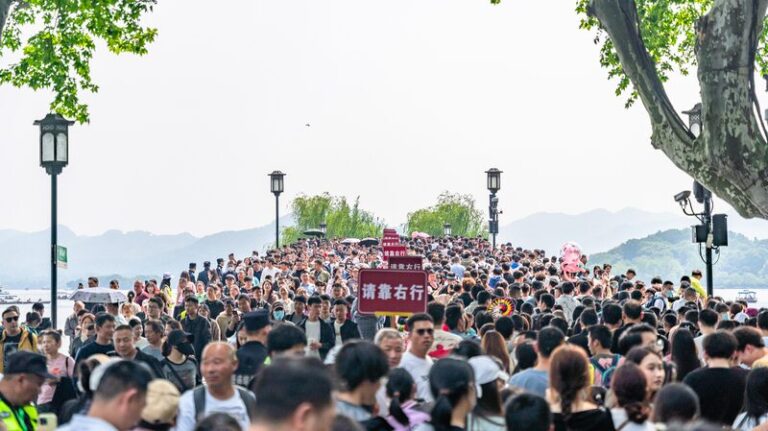 ¡Los Ferrocarriles de China Rompen Récord: 20 Millones de Pasajeros en el Día del Trabajo! 🚄 _Los_Ferrocarriles_de_China_Rompen_Re_cord__20_Millones_de_Pasajeros_en_el_Di_a_del_Trabajo___