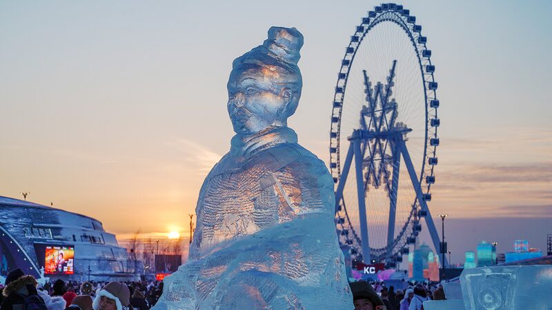 Los_Guerreros_de_Terracota_Helados_Deslumbran_a_los_Visitantes_en_el_Pai_s_de_las_Maravillas_Invernal_de_Harbin