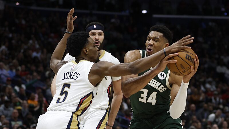 Los_Peli_canos_Vuelan_Sobre_los_Bucks_con_Defensa_Estelar___