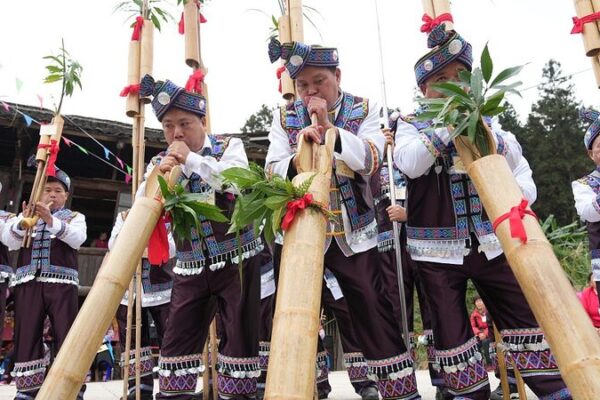 🎶 ¡Los Sonidos del Lusheng Resuenan al Comenzar el Año Nuevo Miao en Guangxi! 🎉 ___Los_Sonidos_del_Lusheng_Resuenan_al_Comenzar_el_An_o_Nuevo_Miao_en_Guangxi___